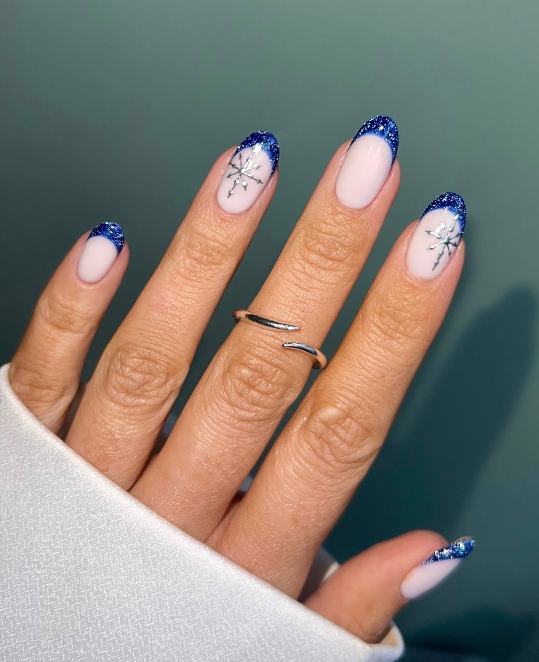 Melting snowmen, night snowfall and classics. The most gentle winter manicure ideas for inspiration photo 5